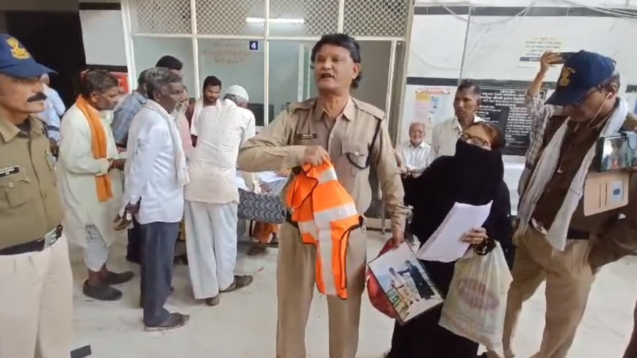 MP News: This khaki uniformed man's wife is also the victim! Tried to commit suicide at collector office gate
