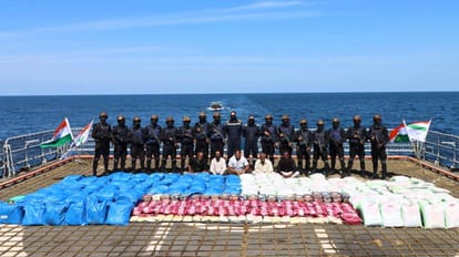 Indian Navy: समुद्री सीमा से ड्रग्स की अब तक की सबसे बड़ी जब्ती, संदिग्ध पाकिस्तानी-ईरानी नागरिक गिरफ्तार In a major operation in Porbandar Indian Coast Guard arrested 5 crew members