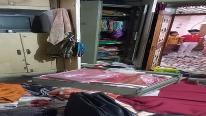 Aligarh News: व्यापारी के घर ताला तोड़कर चोरी, लाखों के जेवर व नगदी ले उड़े चोर Theft by breaking the lock of a businessman's house