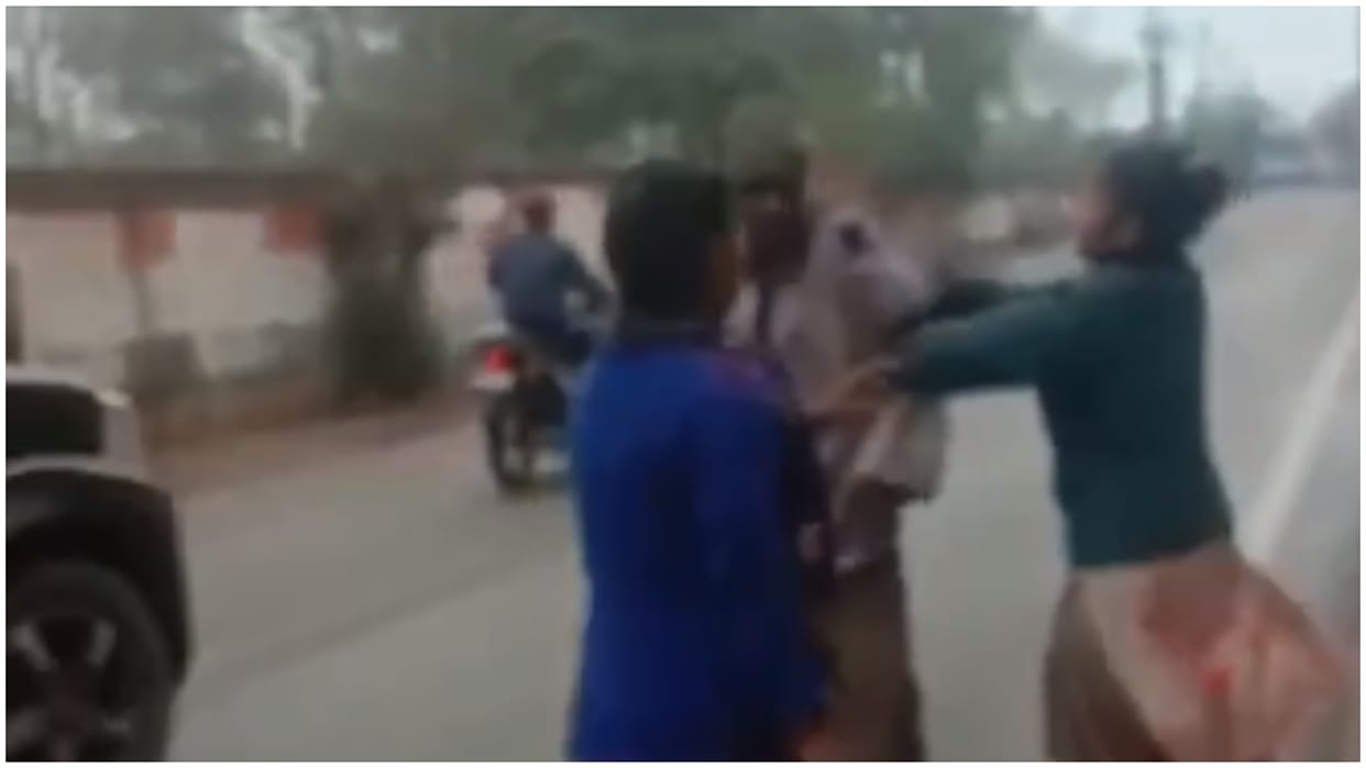 Chhatarpur News: Girl beats man who molested her on the road with slippers