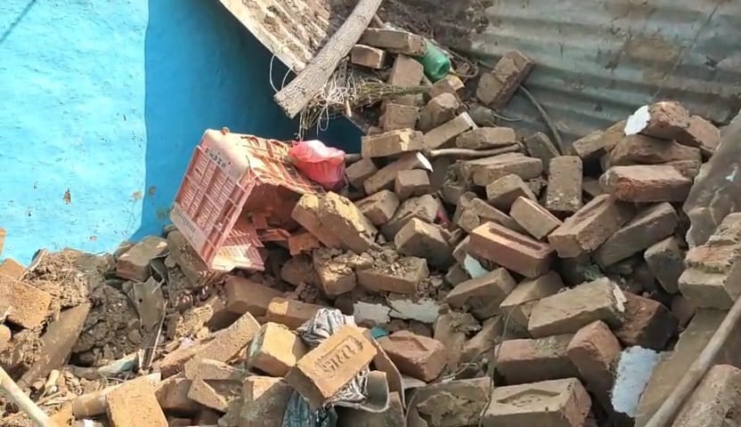 Damoh News: Lightning struck a kutcha house in Damoh, neighbors rescued mother and daughter buried under debri