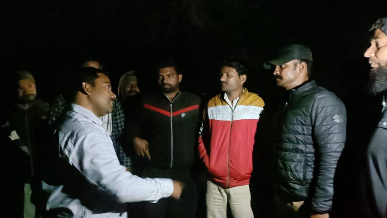 Edited- Jewelery worth Rs 3.70 lakh was looted after breaking the head of a jeweler in Pratapgarh.