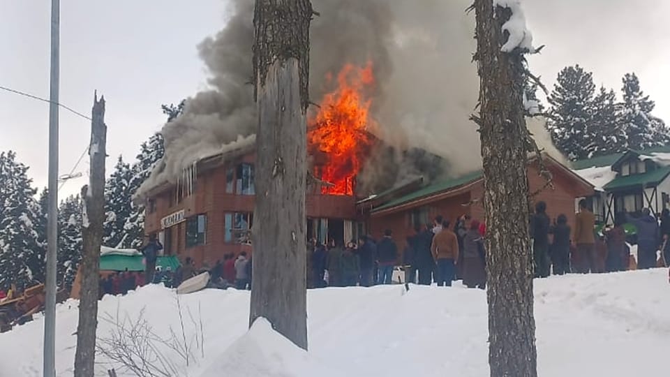 jammu kashmir: Fire Breaks Out in Hotel in Gulmarg baramulla