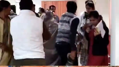 Guna News: Shoes were thrown in the budget meeting of Guna Municipality, two councilors clashed