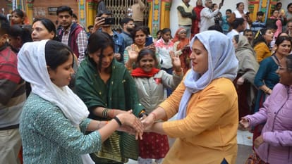 Devotees played Holi with Aaradhya at Radhavallabh temple in Vrindavan Mathura