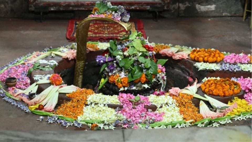 Mother Sita worshiped by making Shivlinga from sand in Gariaband