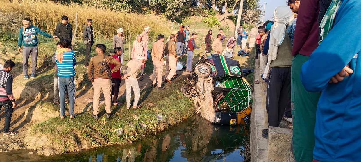 Mahoba Accident, Auto fell into the slide of Chandrawal river, driver died and passenger got injured