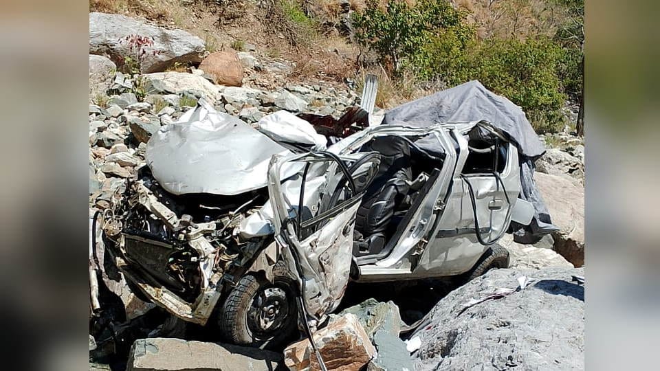 Dehradun Accident News Car Fell Into Ditch in Tiuni road Six People Including Two Children Died