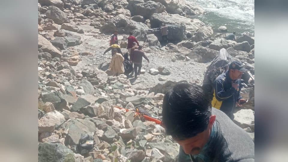 Uttarakhand News Alto Car Accident Himachal Pradesh Six People Died during going to Mahasu Temple Photos