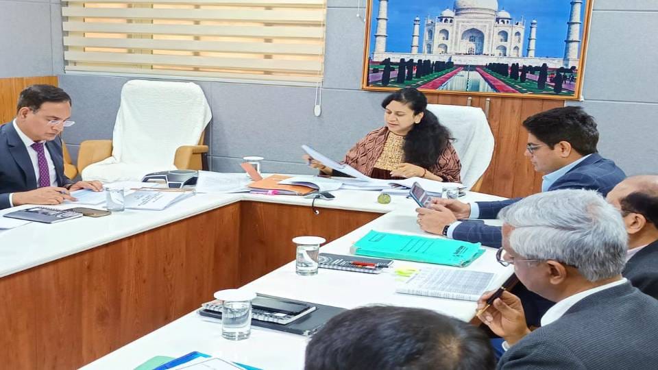 Divisional Commissioner instructed DM and SSP to remain alert at booths during Lok Sabha elections in Agra