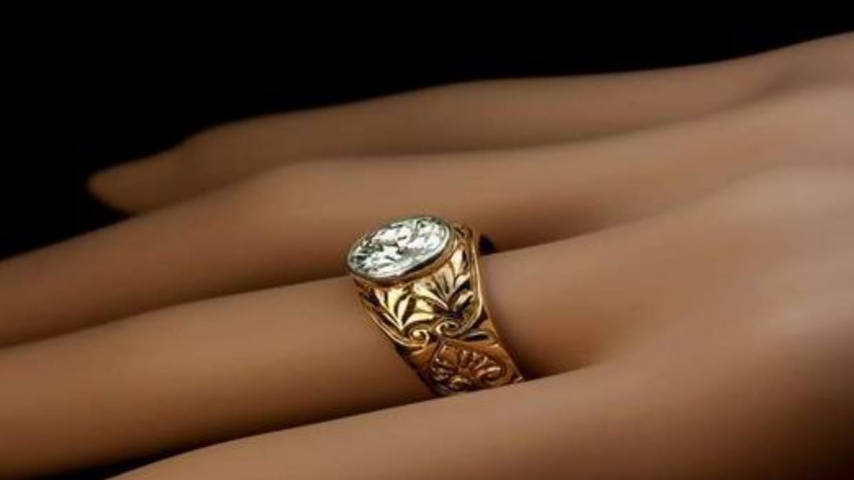 Woman stole gold ring from jewelery showroom, kept the fake ring cleanly