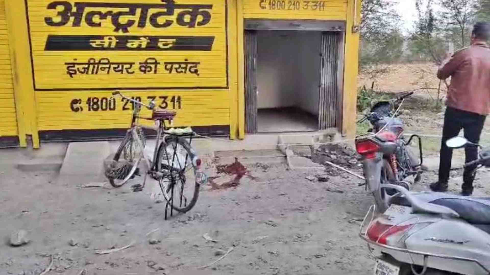 पुजारी के घर के बार पहुंची पुलिस टीम।
