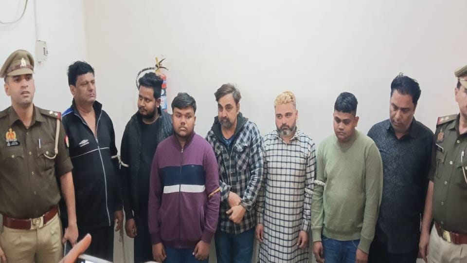 Police arrested seven drug mafia in Agra recovered cache of medicines supplied to army from near checkpoint