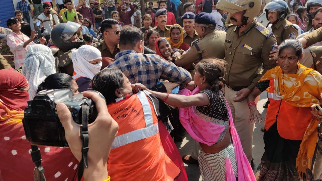 Stones pelted at the nagar nigam and police team remove encroachment