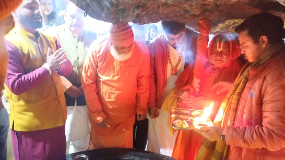 Dehradun News Jagadguru Swami Rambhadracharya reach Tapkeshwar temple after Got Gyanpeeth award