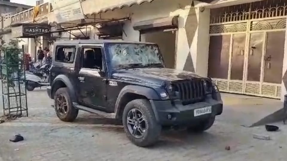 Unknown persons broke Thar car standing outside house with bricks in Faridkot