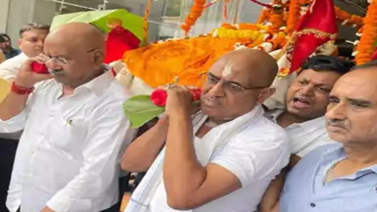 Raipur: Minister Brijmohan Agrawal gave shoulder to mother mortal remains; Ministers, MLAs participated
