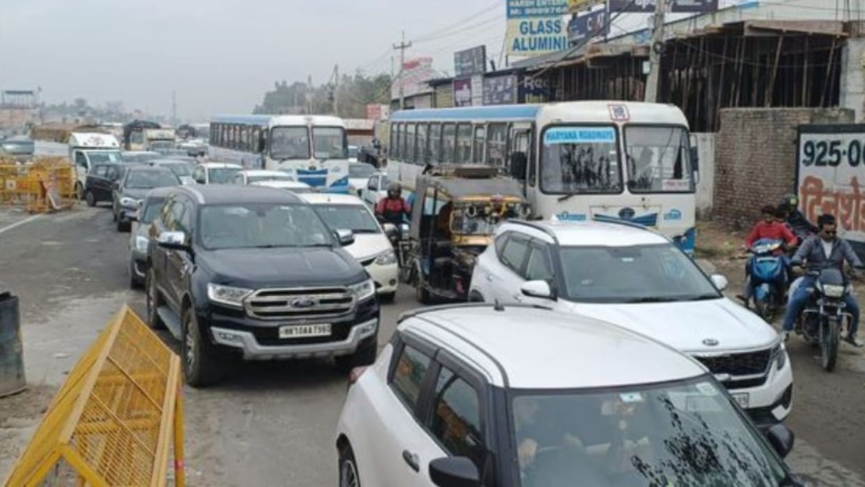 Haryana: Lane opened for traffic on Kundli border, buses getting stuck in jam