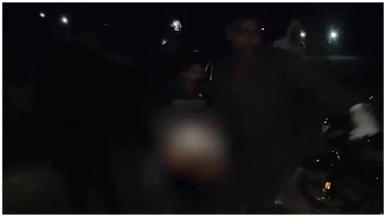 Jharkhand train ran over the passengers at Kalajharia railway station in Jamtara deaths have been reported