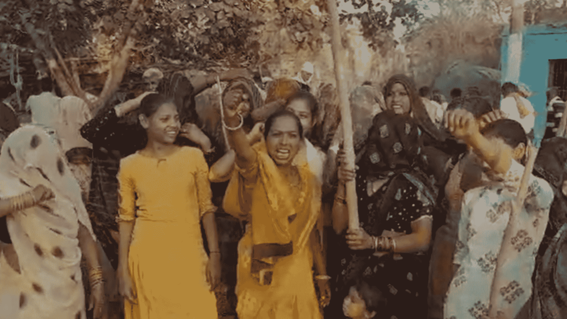 विरोध करती महिलाएं