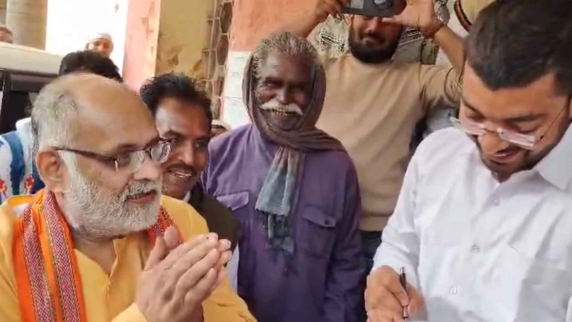 सिरोंज के विधायक उमाकांत शर्मा एसडीएम के सामने हाथ जोड़ते हुए।