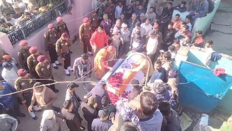 Agra: गांव पहुंचा सैनिक का पार्थिव शरीर, अंतिम दर्शन को उमड़ा जनसमूह; गार्ड ऑफ ऑनर के बाद दी गई अंतिम विदाई