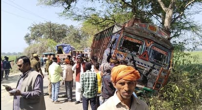 UP: एक बाइक पर 4 सवारी पड़ी भारी, ट्रक की टक्कर से 2 की गई जान, शव के चिथड़ों को उठाने के लिए बुलानी पड़ी JCB Major accident in ballia two students died in bike and truck collision