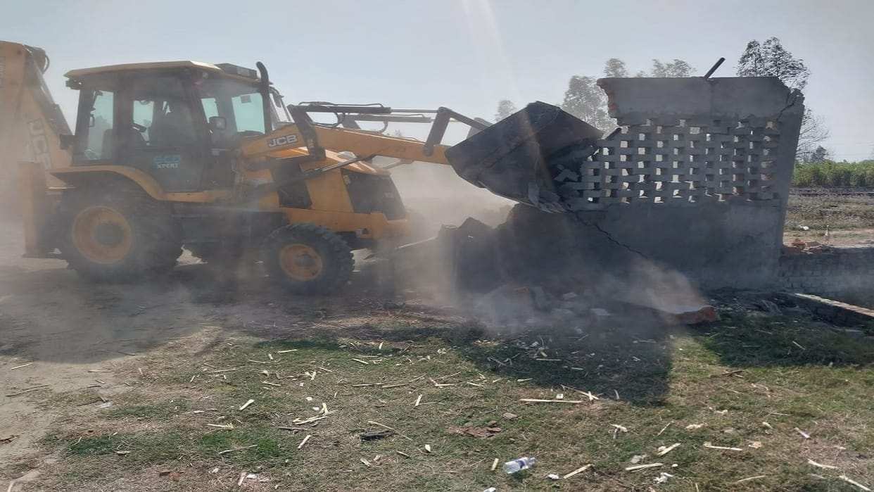 Bulldozer runs on three illegal colonies near Jhumka Tiraha of Bareilly