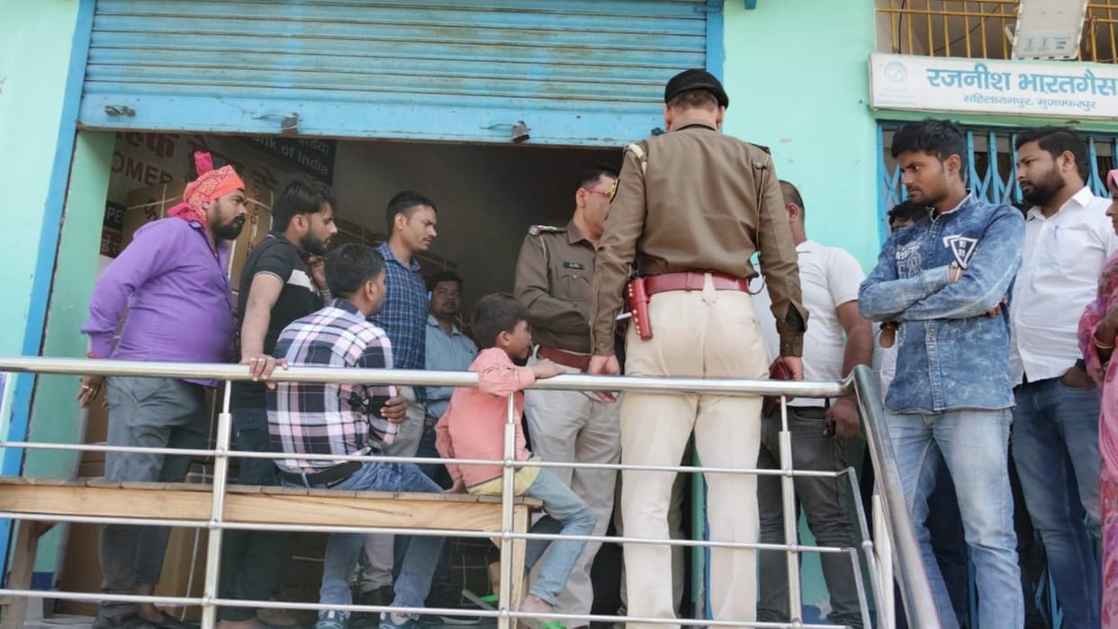 Loot of Rs 1.5 lakh in CSP center in muzaffarpur