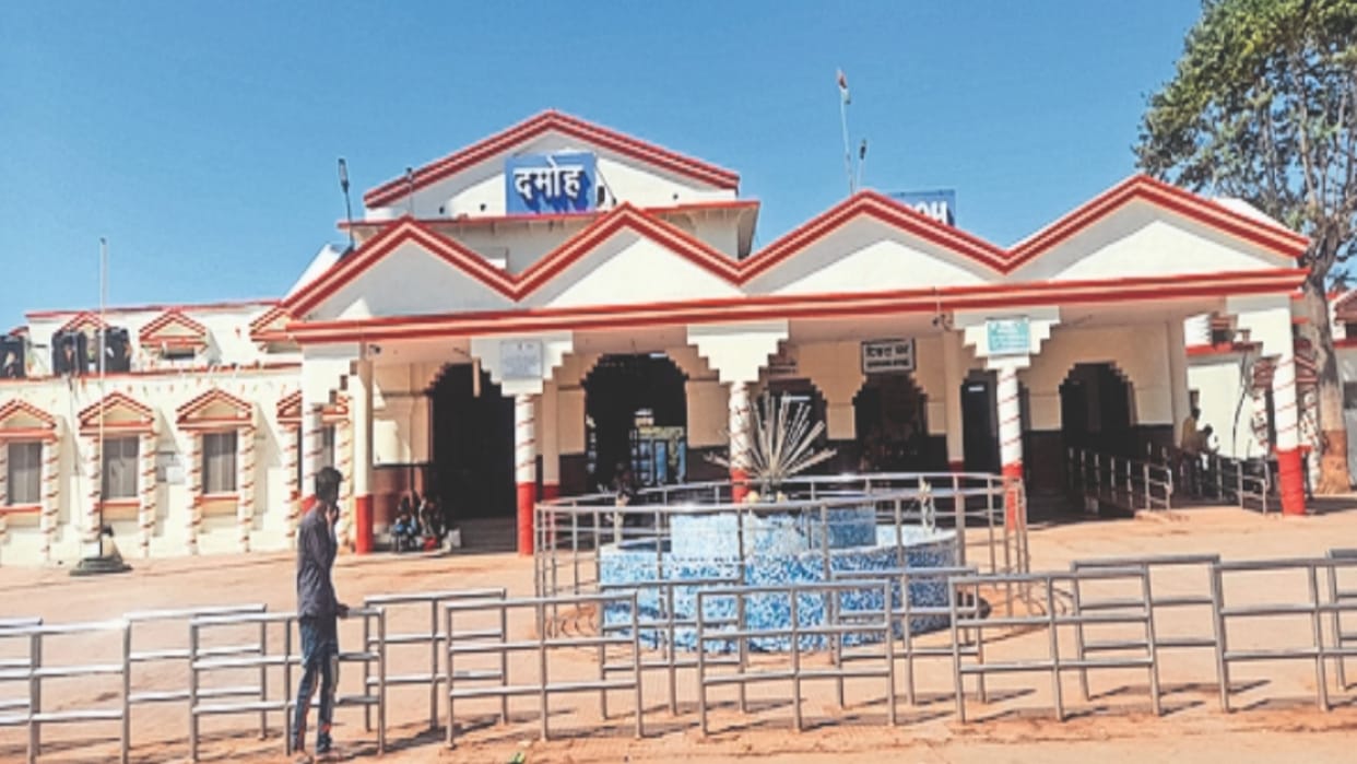 Damoh News: Middle-aged man commits suicide by lying under the wheels of goods train at railway station