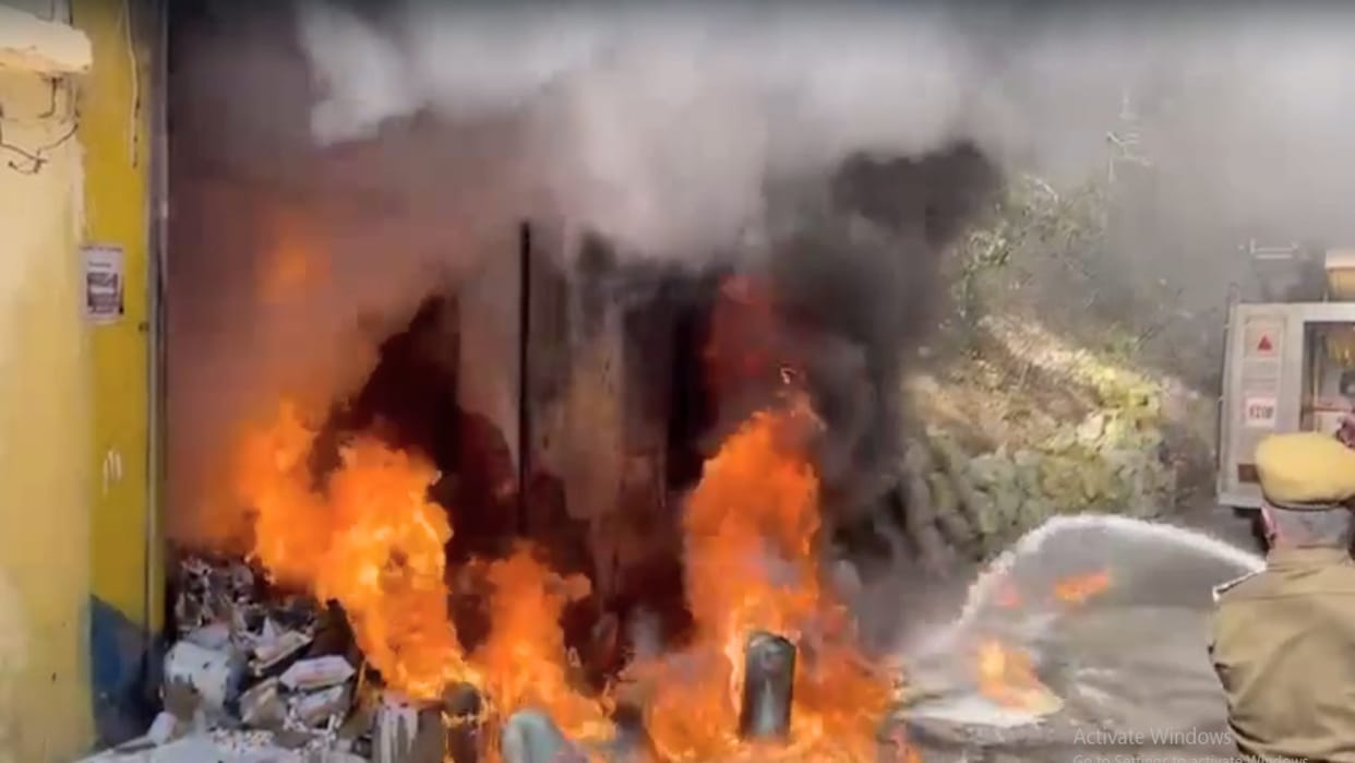 Fire breaks out in warehouse in Gunnughat, Nahan, loss worth lakhs