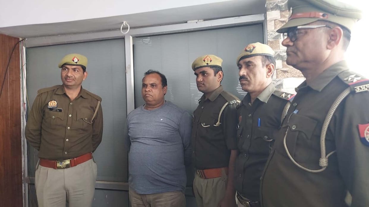 Kannauj: Anti corruption team caught BSA office Babu taking bribe