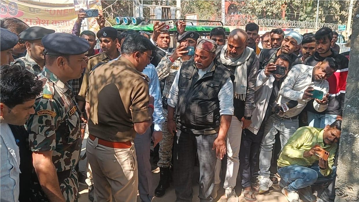 Miscreants shot an elderly person outside the court