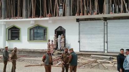 जम्मू: बेलीचराना में अतिक्रमण विरोधी अभियान के दौरान दिखा तनाव, लोगों को समझाने पहुंचे प्रशासनिक अधिकारी Jammu: Tension visible during anti encroachment campaign in Belicharana jammu