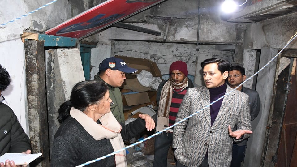 Kumaon Commissioner Deepak Rawat helped the woman in haldwani