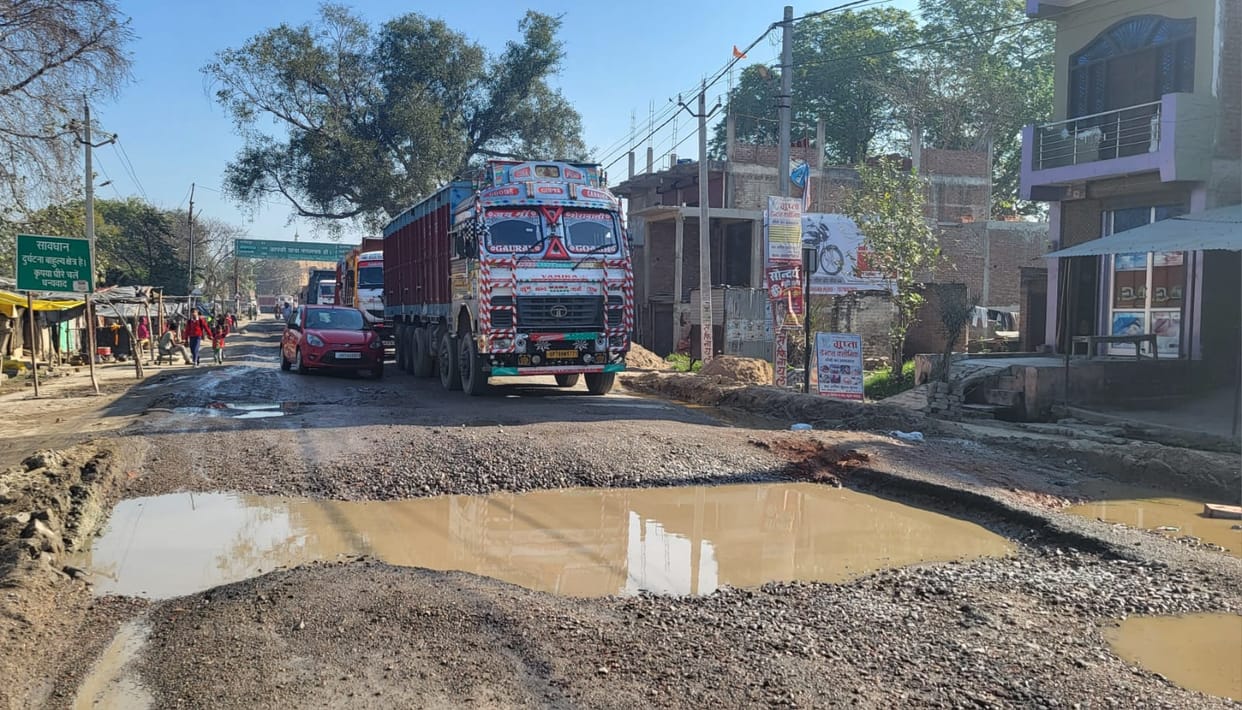 Broken springs of Maurang laden trucks, Bahua-Lalauli road jammed for 15 hours, pedestrians said deep potholes