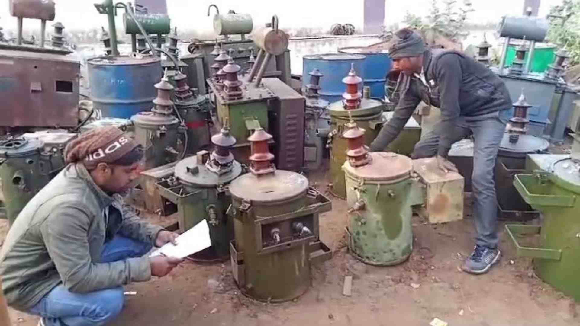 कार्रवाई में जुटे बिजली निगम के कर्मचारी।