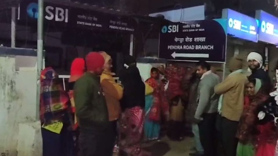 केवाईसी के लिए बैंक के बाहर खड़े ग्रामीण