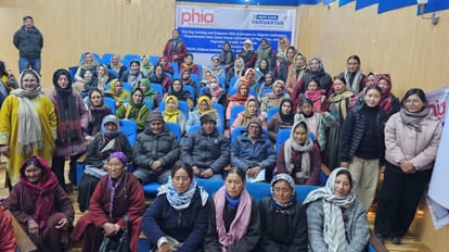 लेह: किसानों ने सीखे जैविक और पॉलीकार्बोनेट ग्रीनहाउस में खेती के गुर, उत्पादन में होगी वृद्धि, आय भी बढ़ेगी ladakh news: training cum exposure visit oraganize in leh for Farmers