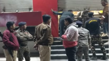 Bihar News: रिलायंस ज्वेलर्स में दो करोड़ के आभूषण की लूट, IPL खिलाड़ी के पिता को भी बनाया निशाना, जानें मामला Bihar News Robbery of Two Crore Worth Jewelry at Reliance Jewelers in Samastipur Know Details in Hindi