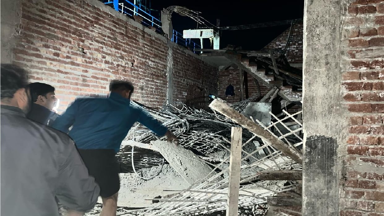 Lantern of under construction factory falls in Modinagar one dead
