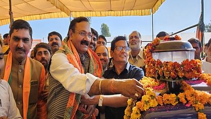 ग्राम परिक्रमा यात्रा: मथुरा पहुंचे राजकुमार चाहर, पहले ट्रैक्टर का पूजन; फिर टटोला किसानों का मन Gram Parikrama Yatra Rajkumar Chahar reached Mathura first worshiped the tractor