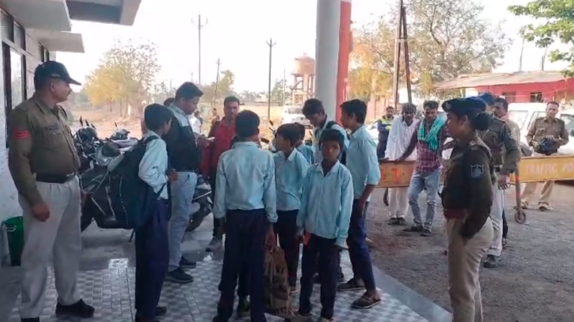 थाने पहुंचे बच्चे