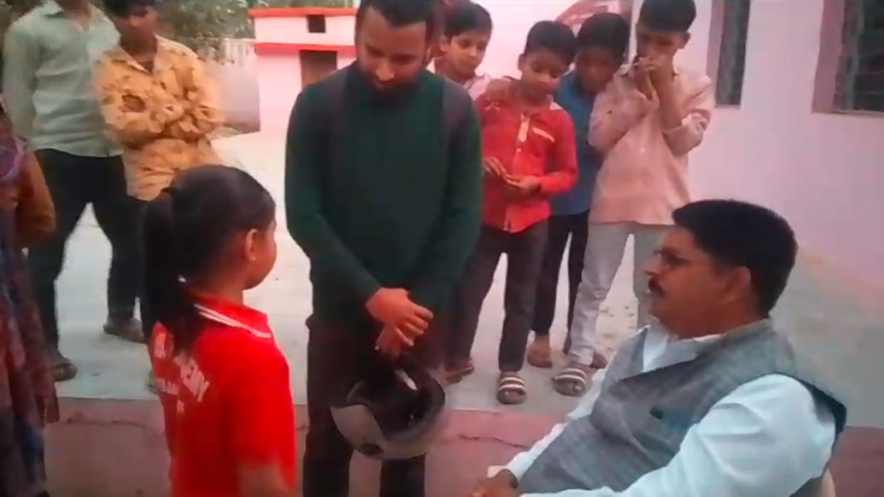 Sheopur News Private school principal brutally beats class 1 student