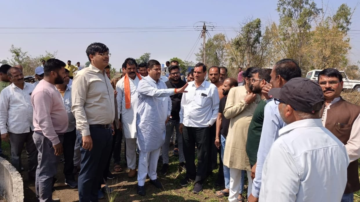 Sehore News Patwari arrived to survey the crops affected by hailstorm
