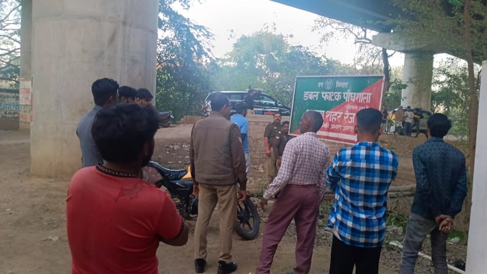 Dead body of a person found in the drain near Gurudwara Guru Ka Tal police trying to identify