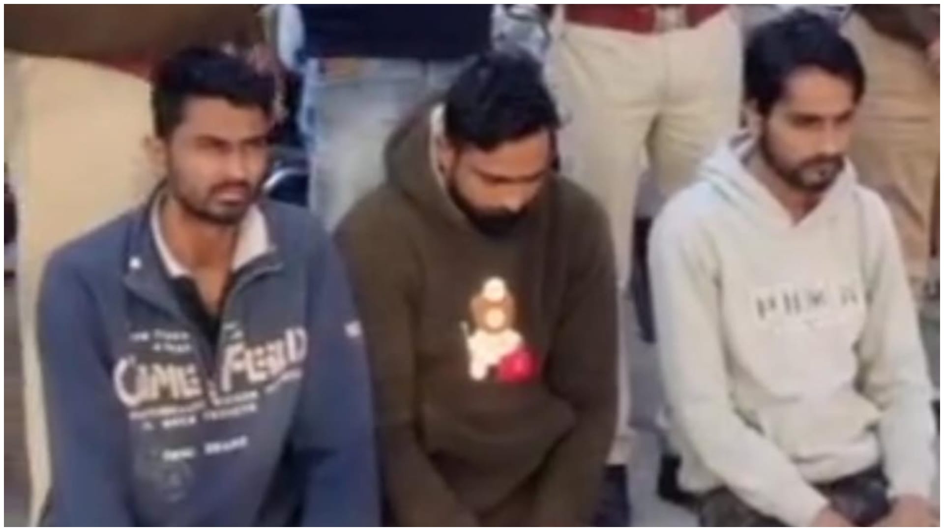 पुलिस गिरफ्त में आरोपी।