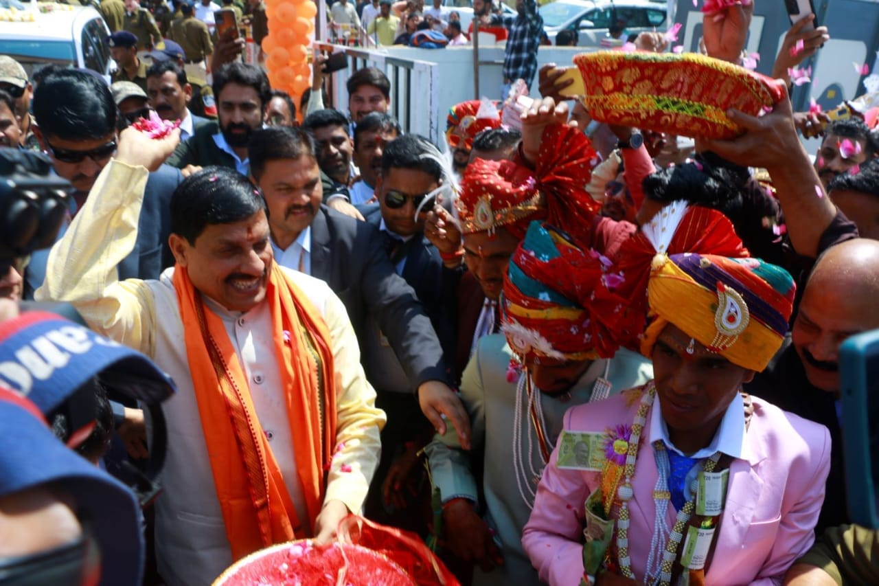 MP News: 927 couples got married in Ashta, CM Mohan Yadav came to give blessings and gave checks