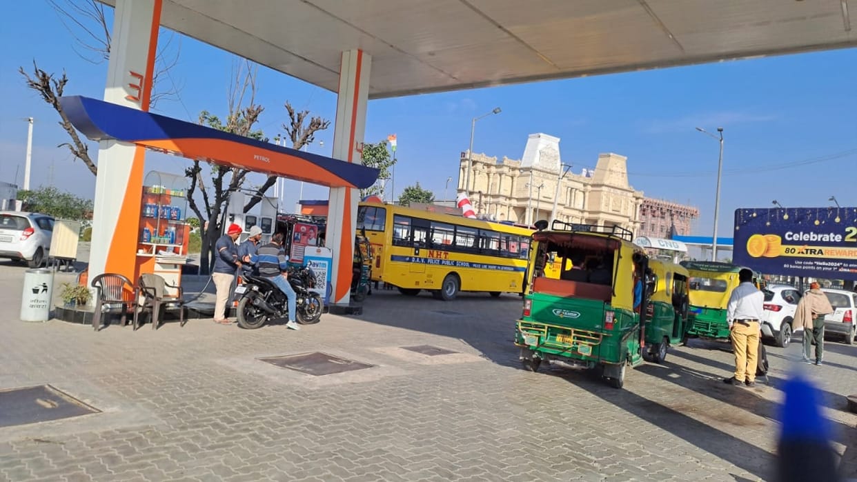 Crime graph increased in Panipat, Car riding miscreants looted Rs 3 lakh 50 thousand from petrol pump
