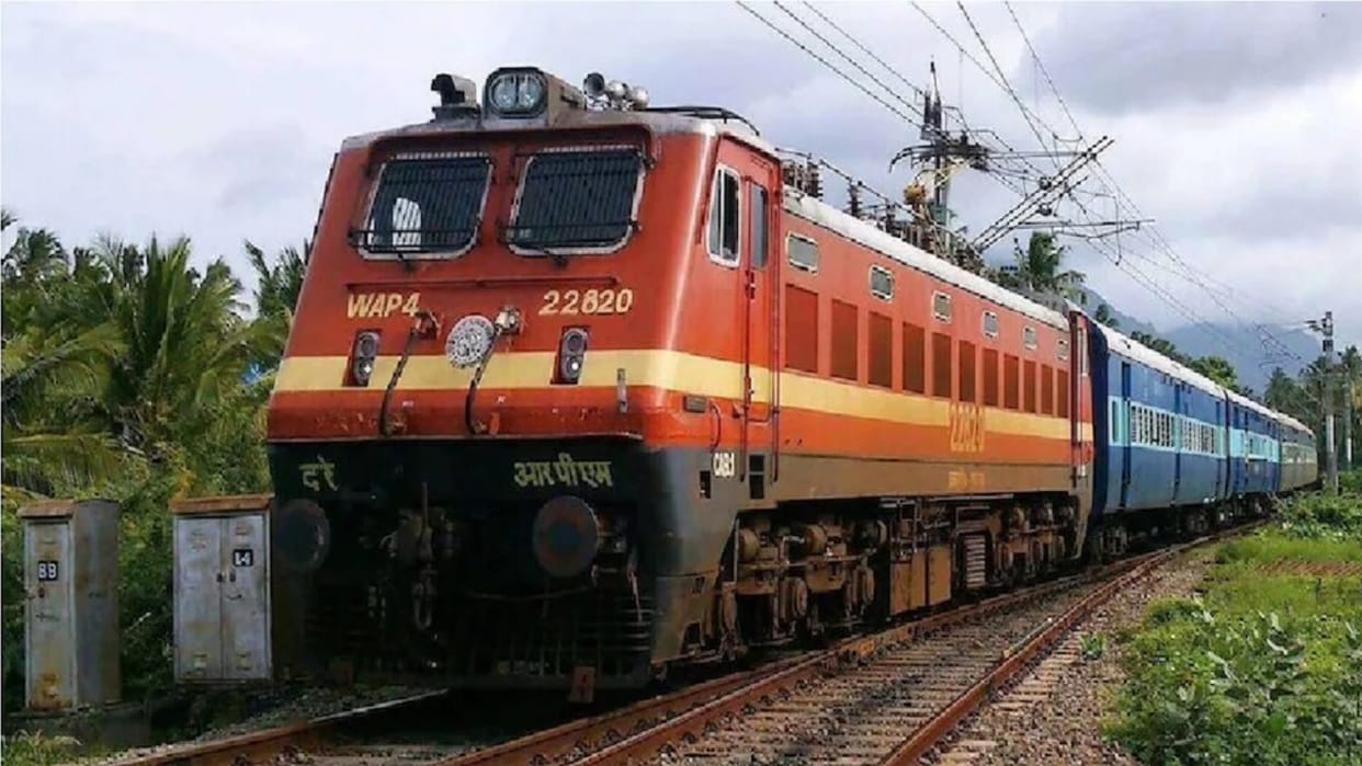 Brothers crossing the railway line were hit by a train and died, the accident happened in Pachdevra, Naini.